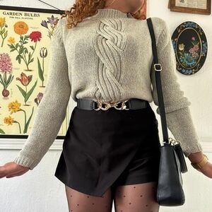 Beautiful sweater with detail in the middle and entertaining wool in pastel shad